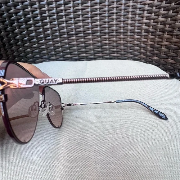 QUAY AUSTRALIA HIGH KEY TWIST SUNGLASSES - Picture 6 of 11